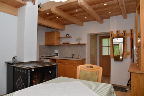 Kitchen or kitchenette, Dining area, pet friendly, stove