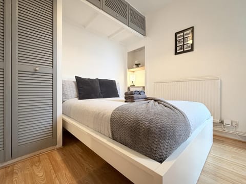 Bed, Photo of the whole room, Bedroom, wardrobe