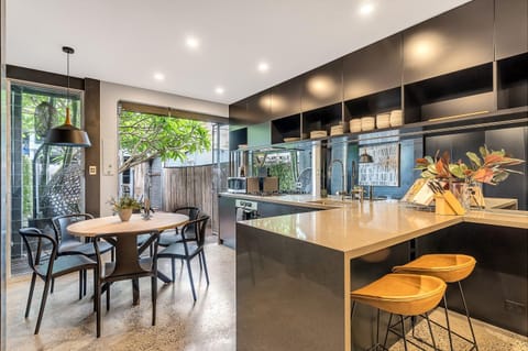 Kitchen or kitchenette, Dining area, oven