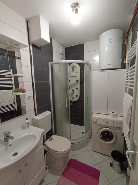 Shower, Toilet, Bathroom, towels, washing machine