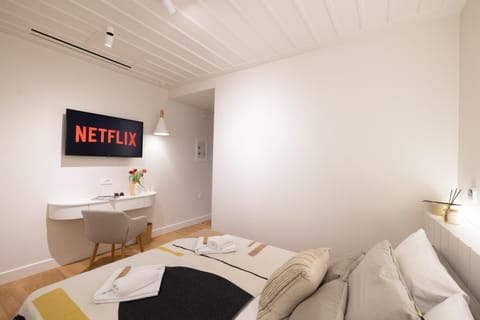 Bed, TV and multimedia, Photo of the whole room, Bedroom, towels