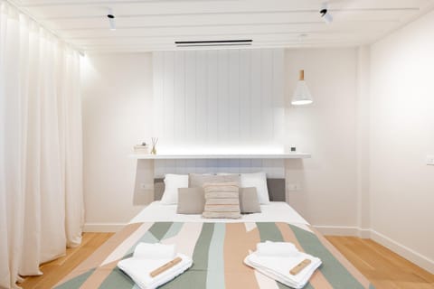 Bed, towels, air conditioner