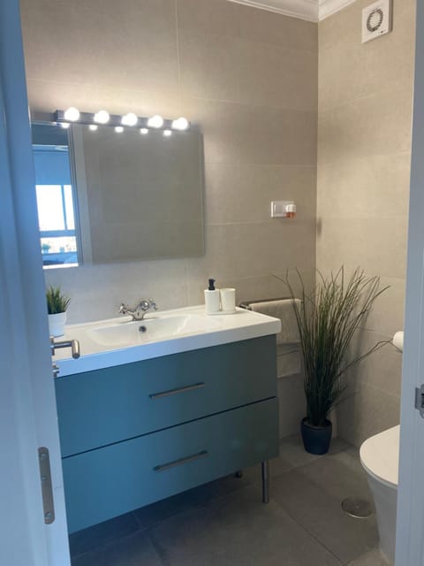 Toilet, Bathroom, towels