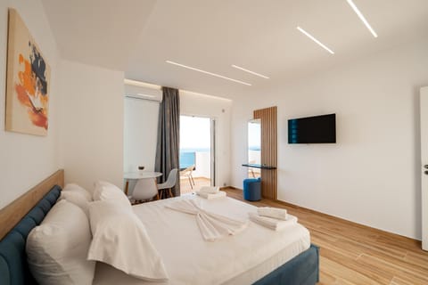 TV and multimedia, Photo of the whole room, Bedroom