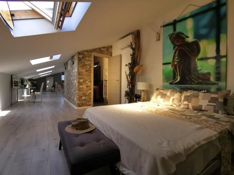 Bed, Photo of the whole room, Bedroom