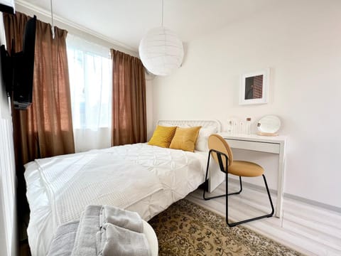 Bed, Seating area, Bedroom