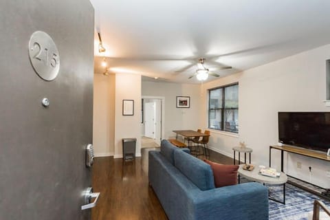 CozySuites Music Row Spacious 1BR with free parking 30 Apartment in Music Row