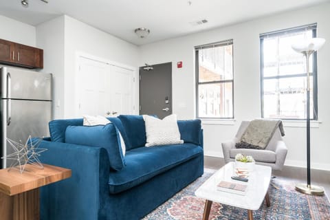 CozySuites Music Row Elegant 1BR w free parking #06 Apartment in Music Row