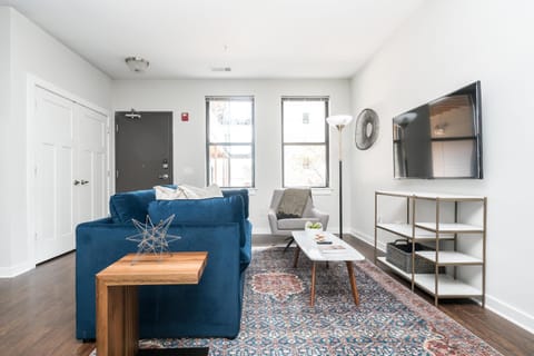 CozySuites Music Row Elegant 1BR w free parking #06 Apartment in Music Row