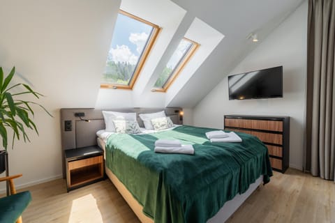 Bed, TV and multimedia, Photo of the whole room, Bedroom