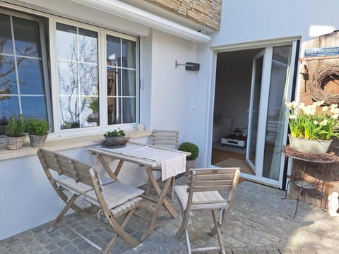 Facade/entrance, Spring, Garden, Decorative detail, Garden view