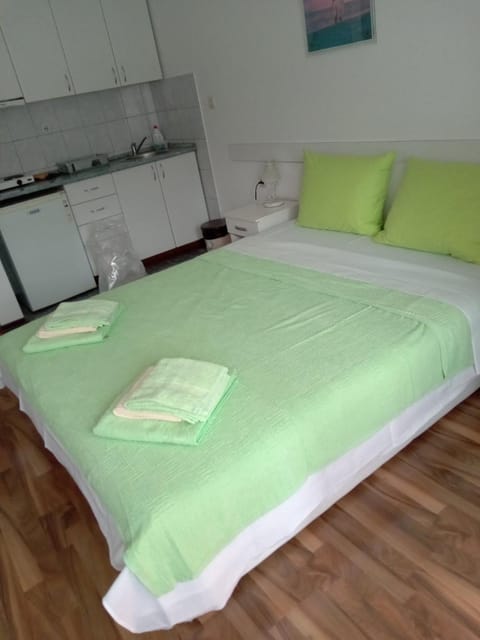 Bed, Kitchen or kitchenette, towels