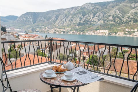 View (from property/room), Balcony/Terrace, City view, Mountain view, Sea view