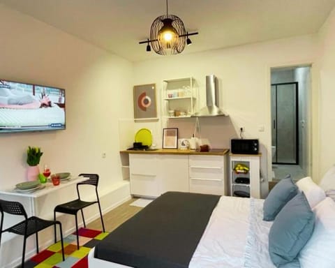 Bed, TV and multimedia, Kitchen or kitchenette, Living room, Photo of the whole room, Seating area, Dining area, Bedroom, minibar, stove