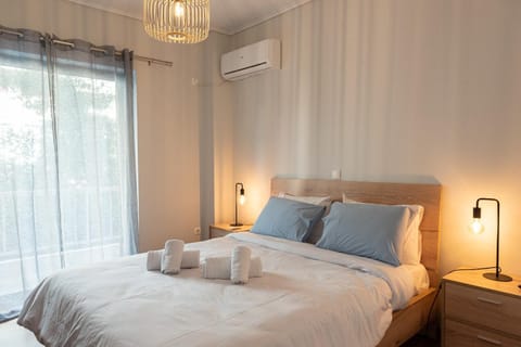 Bed, Photo of the whole room, Bedroom, towels, air conditioner