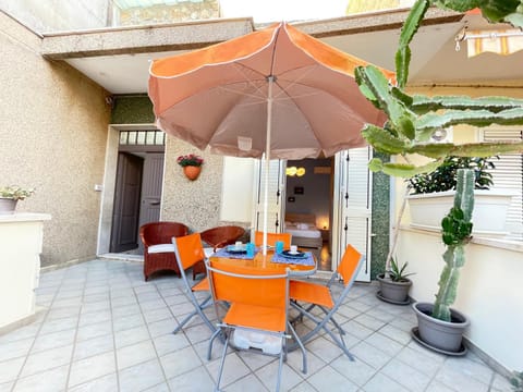Property building, Day, Balcony/Terrace, Balcony/Terrace, Seating area