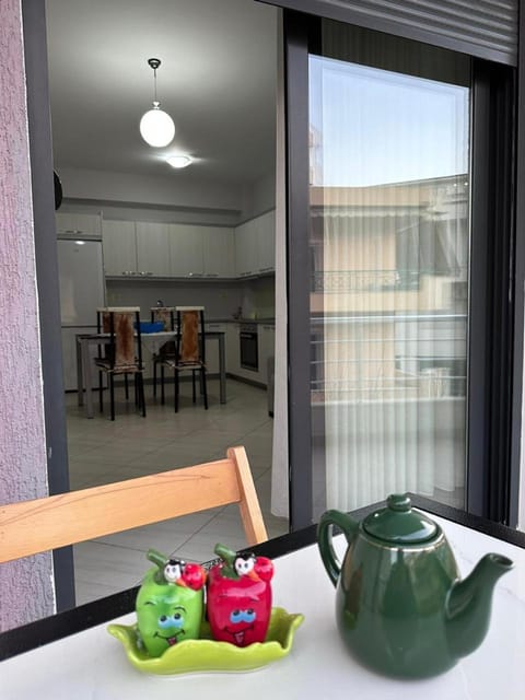 Coffee/tea facilities, Living room, Seating area, Dining area, Food