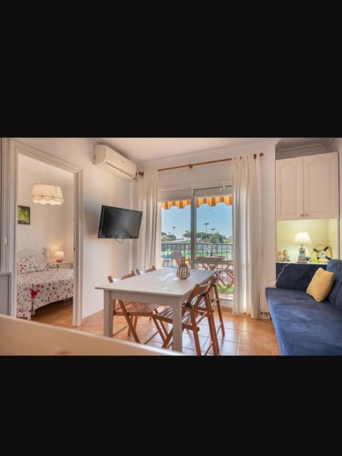 Communal lounge/ TV room, Living room, Seating area, Dining area, air conditioner