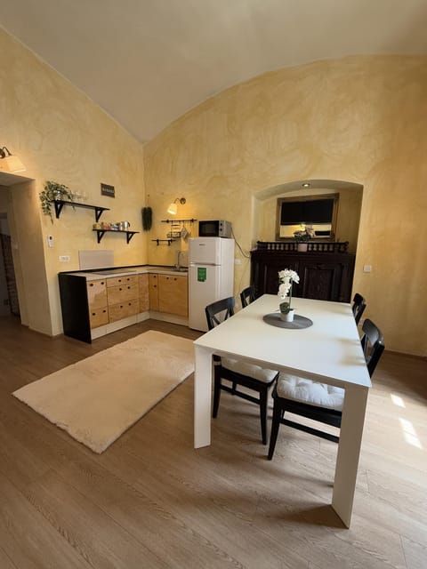 Kitchen or kitchenette, Dining area, toaster