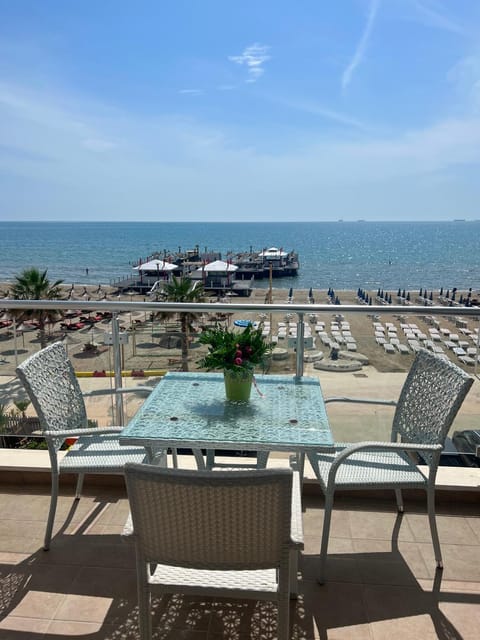 Balcony/Terrace, Seating area, Dining area, Beach, Sea view