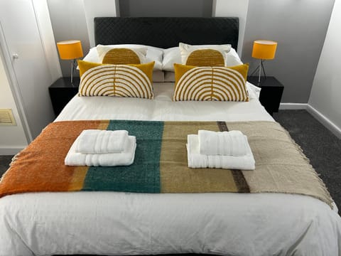 Bed, Bedroom, towels