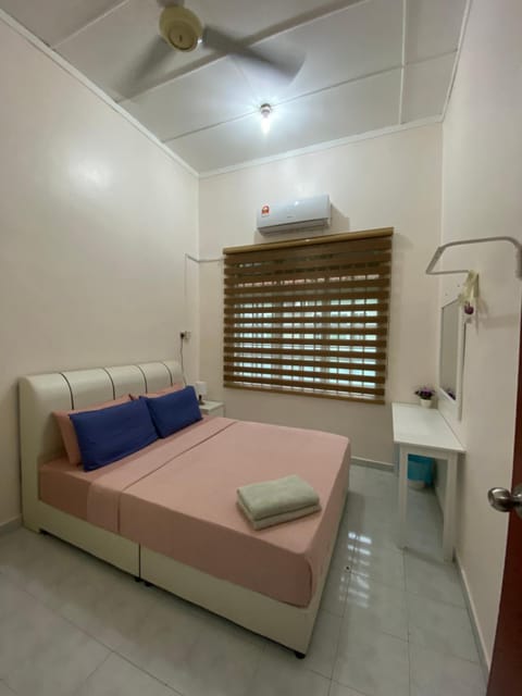 Bed, Photo of the whole room, Bedroom, fireplace, towels, air conditioner