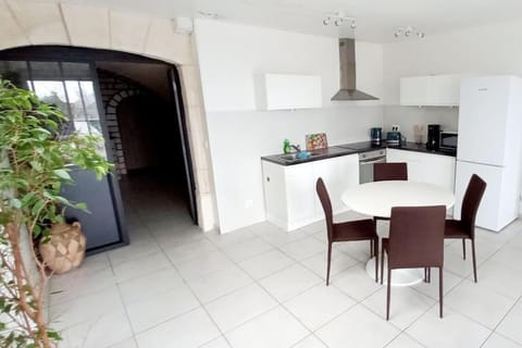 Kitchen or kitchenette, Dining area, stove