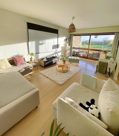 Bed, Living room, Photo of the whole room, Seating area