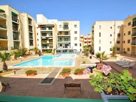 Top floor apt with common pool close to all amenities Apartment in Saint Paul's Bay