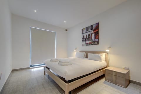 Top floor apt with common pool close to all amenities Apartment in Saint Paul's Bay