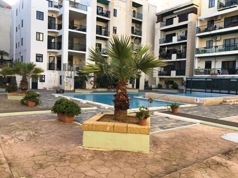 Top floor apt with common pool close to all amenities Apartment in Saint Paul's Bay