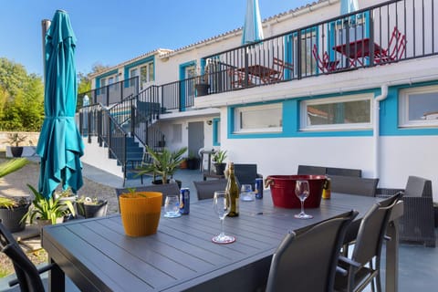 Property building, Balcony/Terrace, Living room