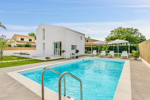 Property building, Day, Garden, Garden view, Pool view, Swimming pool, Swimming pool, sunbed