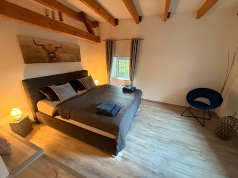 Bed, Seating area, Bedroom