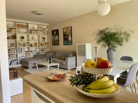 Living room, Food and drinks, Seating area