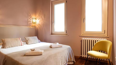 Bedroom, towels
