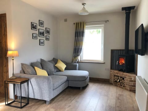 TV and multimedia, Living room, Seating area, Evening entertainment, flat iron