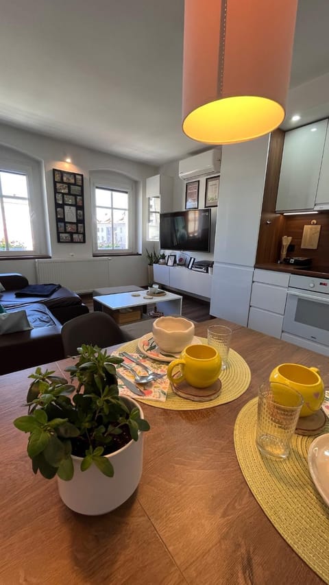 TV and multimedia, Kitchen or kitchenette, Living room, Seating area, Dining area