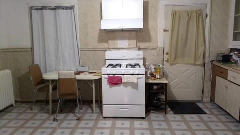 Non-Smokers Only Private Room 5 with Kitchen Best Price for 1 Long-Term Guest Bed and Breakfast in Ozark Mountains