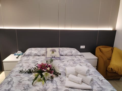 Bed, Bedroom, towels