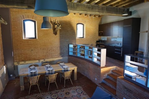 Kitchen or kitchenette, Living room, Dining area, minibar, pet friendly