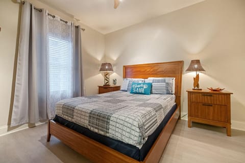 Stunning Resort Low Floor Condo! Sleeps 8! Steps 2 Beach & Restaurants! by Dolce Vita Getaways PCB Apartment in Panama City Beach