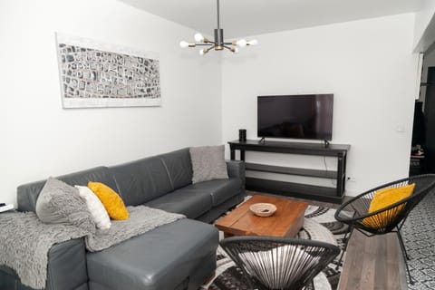 Communal lounge/ TV room, TV and multimedia, Living room, Seating area