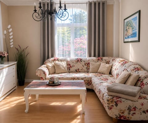 Communal lounge/ TV room, Bed, TV and multimedia, Photo of the whole room, Seating area, Evening entertainment, Bedroom