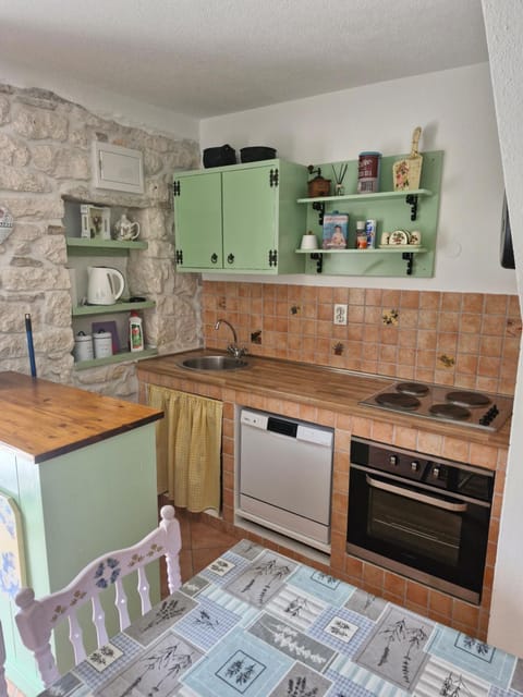 Vintage stone house ELDO with jacuzzi, in Podaspilje, Omiš House in Split-Dalmatia County