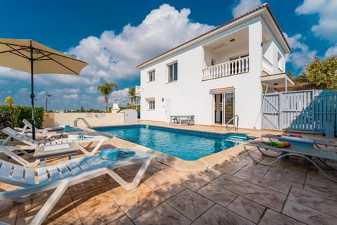 Property building, Day, Pool view, Swimming pool, sunbed