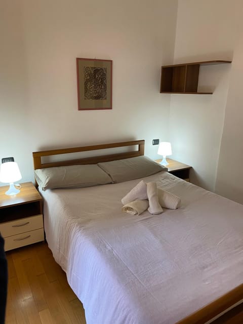 Bed, Bedroom, towels