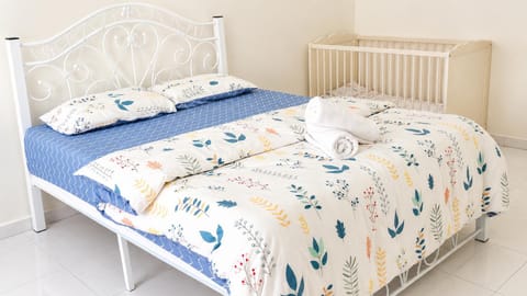 Bed, Bedroom, towels, air conditioner