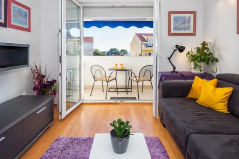 Bed, TV and multimedia, Balcony/Terrace, Living room