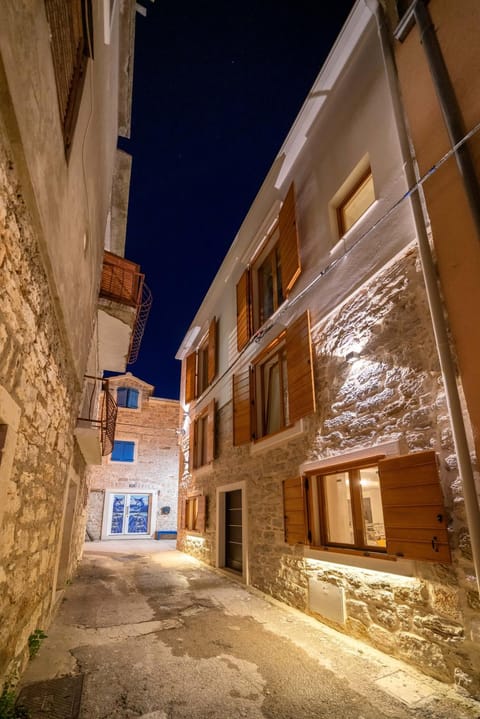 Property building, Neighbourhood